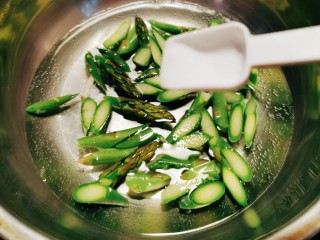 5、芦笋紫菜汤,芦笋放入开水中汆烫 水中加入2克盐 几滴食用油 