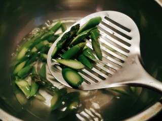 6、芦笋紫菜汤,芦笋变色后 快速捞出