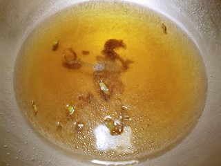 8、芦笋紫菜汤,加入生抽和清水煮开