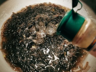 11、芦笋紫菜汤,放入胡椒粉