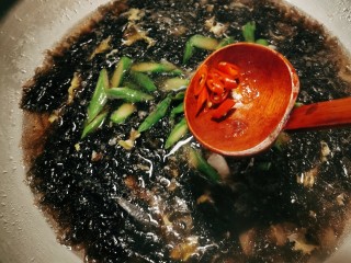 14、芦笋紫菜汤,放入红尖椒 关火出锅