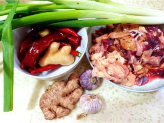 1、爆炒鸡杂,材料准备。