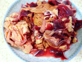 3、爆炒鸡杂,将鸡杂洗净，切好。（鸡肠要用盐反复搓洗几次）