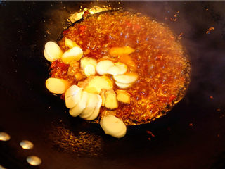 7、爆炒鸡杂,放入姜片，大蒜片，爆香。