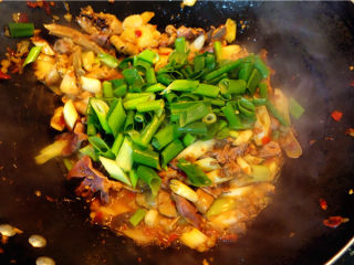 11、爆炒鸡杂,放入葱绿翻炒，放入少许鸡精，翻匀，起锅。