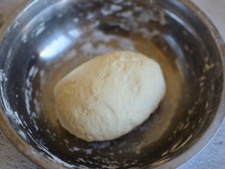 1、酸汤馄饨,面粉加入清水，揉成面团，盖保鲜膜，静置三十分钟