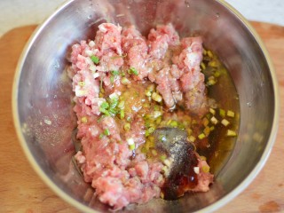2、酸汤馄饨,猪肉末加入葱姜末，盐，生抽，蚝油，五香粉，搅拌均匀