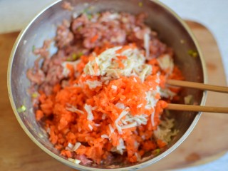 3、酸汤馄饨,金针菇和胡萝卜丝用沸水烫一下，攥干水分切碎，放入猪肉末中，拌匀