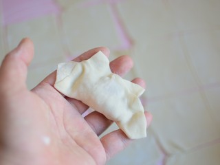 6、酸汤馄饨,45度角对折