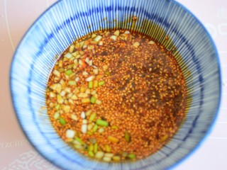 9、酸汤馄饨,把酸汤所有食材放入一个碗中，加入少许开水