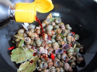 9、开胃麻辣螺蛳,加入生抽、老抽、料酒、盐煮一会儿，我还加了写啤酒在里面，味道更鲜美