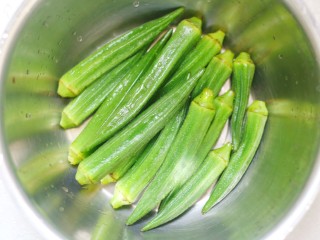 5、秋葵虾仁菌菇汤,捞出沥干水。