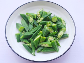 6、秋葵虾仁菌菇汤,切滚刀块。