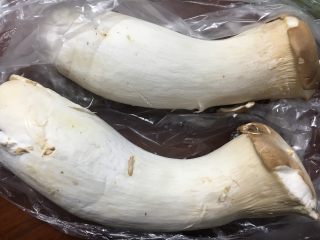 1、蚝油杏鲍菇,杏鲍菇清水浸泡清洗干净