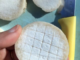 3、蚝油杏鲍菇,在表面划井字格