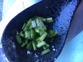 8、蚝油杏鲍菇,小葱切段，葱白放一边