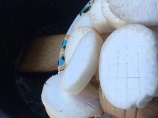 11、蚝油杏鲍菇,再倒入杏鲍菇