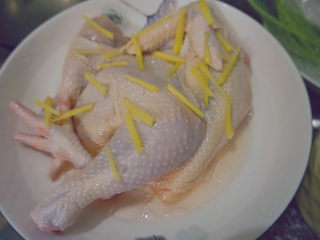 6、白切鸡,在鸡肉身上撒上姜段