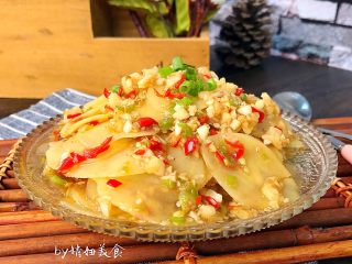 13、凉拌土豆片,拌均匀撒葱花，凉拌香辣土豆片就完成啦！超级下饭，不知不觉一碗饭吃完了[害羞]个人觉得黄心土豆比白心土豆好吃，你们随意哦！