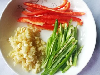 1、低脂低卡的手撕杏鲍菇,青红椒切丝，大蒜拍扁切末。