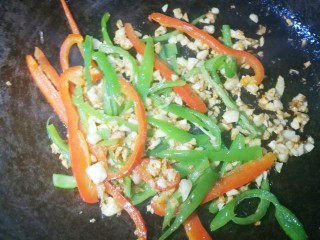 5、低脂低卡的手撕杏鲍菇,放青红椒翻炒。