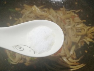 8、低脂低卡的手撕杏鲍菇,一勺盐。