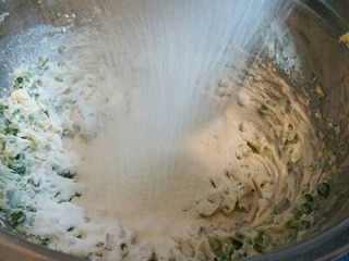 8、#曲奇菜谱秀#葱香曲奇, 筛入低筋面粉，