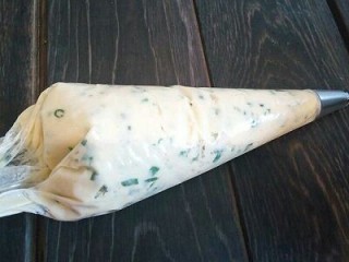 10、#曲奇菜谱秀#葱香曲奇,装入裱花袋，用的是8瓣花瓣的裱花嘴，