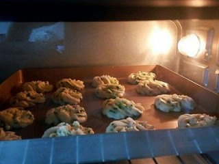 12、#曲奇菜谱秀#葱香曲奇,烤箱180度预热，中层，上下火180度烤25分钟就可以了，