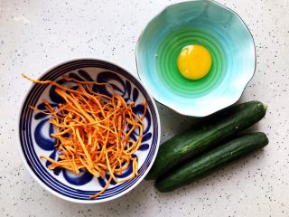 1、虫草花黄瓜鸡蛋汤,首先我们准备好所有食材