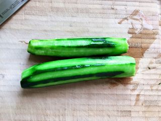 2、虫草花黄瓜鸡蛋汤,水果黄瓜去皮洗净，切去两头