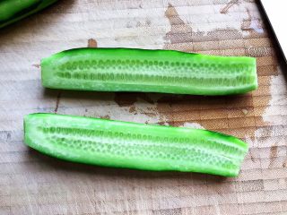 3、虫草花黄瓜鸡蛋汤,然后对半切开