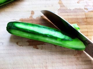 4、虫草花黄瓜鸡蛋汤,再叠起来，斜45°切成薄片