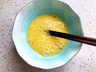 6、虫草花黄瓜鸡蛋汤,鸡蛋打散