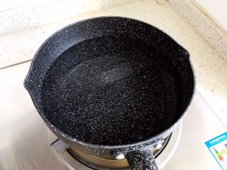 10、虫草花黄瓜鸡蛋汤,锅内煮适量清水