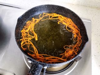 12、虫草花黄瓜鸡蛋汤,中大火煮五分钟