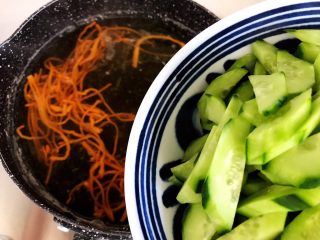 14、虫草花黄瓜鸡蛋汤,五分钟后加入黄瓜
