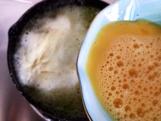 16、虫草花黄瓜鸡蛋汤,加入鸡蛋液