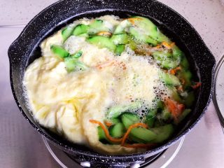 17、虫草花黄瓜鸡蛋汤,待鸡蛋液凝固，熄火