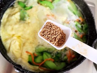 19、虫草花黄瓜鸡蛋汤,加一小勺鸡精，搅拌均匀即可