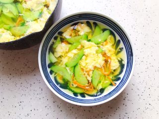 20、虫草花黄瓜鸡蛋汤,装碗