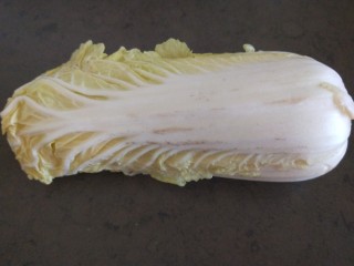 2、白菜丸子汤,白菜一颗。