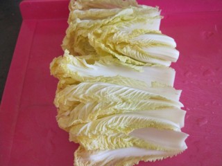 3、白菜丸子汤,去根部一片一片洗干净。