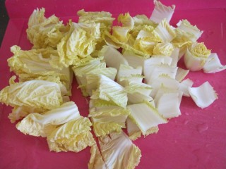 4、白菜丸子汤,切成小块。