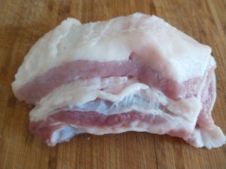 5、白菜丸子汤,五花肉去皮切成小丁。