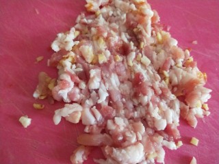 6、白菜丸子汤,加入姜末剁碎。