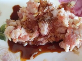 7、白菜丸子汤,加入料酒，生抽，盐，蛋青。