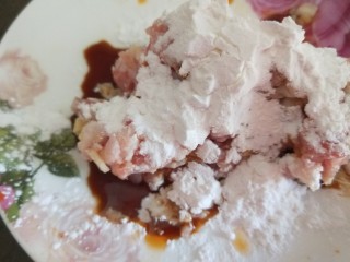 8、白菜丸子汤,加入淀粉搅拌上劲。