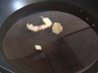 9、白菜丸子汤,锅中放入适量水，加入姜片。