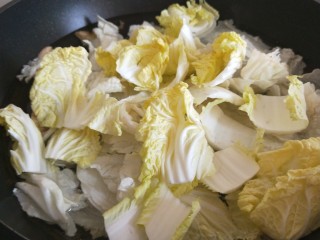 10、白菜丸子汤,倒入白菜。